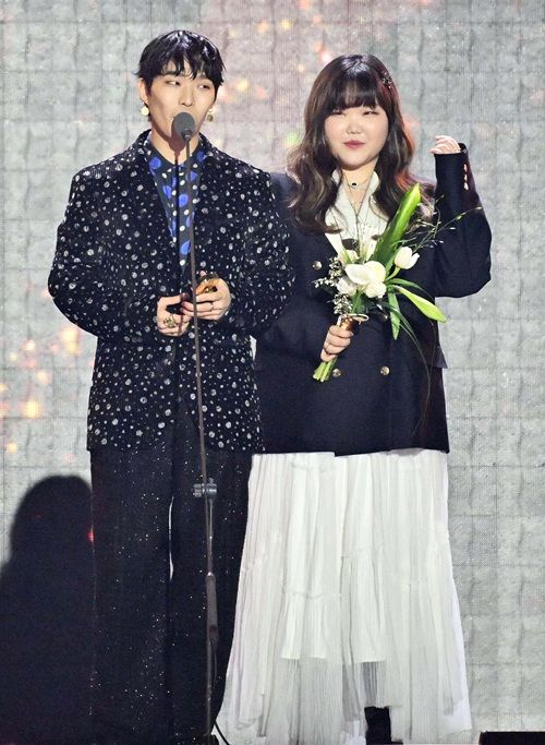 AKMU