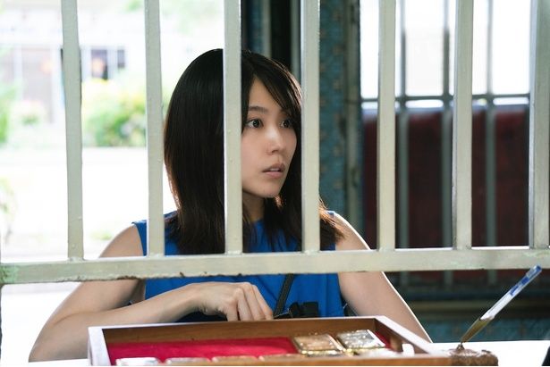 有村架純が演じるのは、夫の横領と解雇を知り借金を背負った二児の母・和歌子 [c]2026「マジカル・シークレット・ツアー」製作委員会
