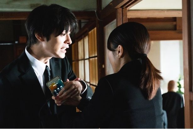 塩野瑛久演じる和歌子の夫・高志は、会社の金を横領して解雇される [c]2026「マジカル・シークレット・ツアー」製作委員会