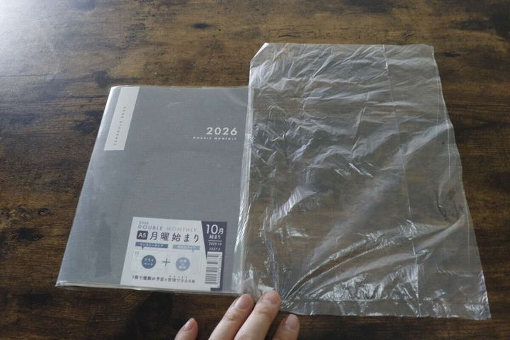 ダイソーの4つの取り出し口が付いたキッチンパック（90枚）とA5ノート