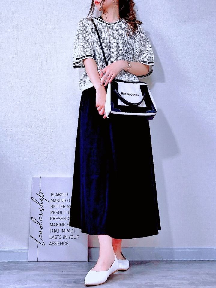 GU GIRLSメッシュセーター オフホワイト×黒ノースリーブワンピのモノトーンコーデ