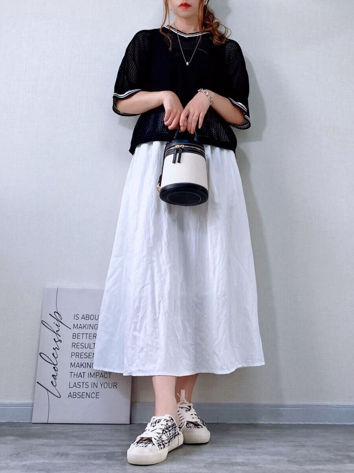 GU GIRLSメッシュセーター ブラック×ホワイトスカートの大人フェミニンコーデ