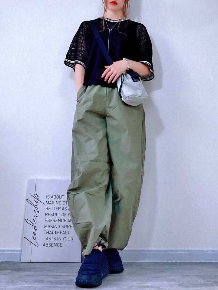 GU GIRLSメッシュセーター ブラック×カーキカーゴパンツの大人ストリートコーデ