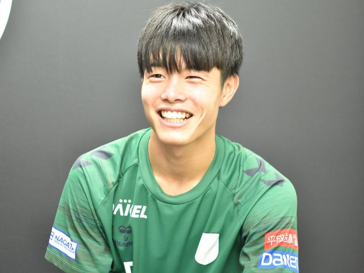 画像: U-17日本代表にも選出された岡本新大選手は、本大会でも2得点の活躍を見せた。