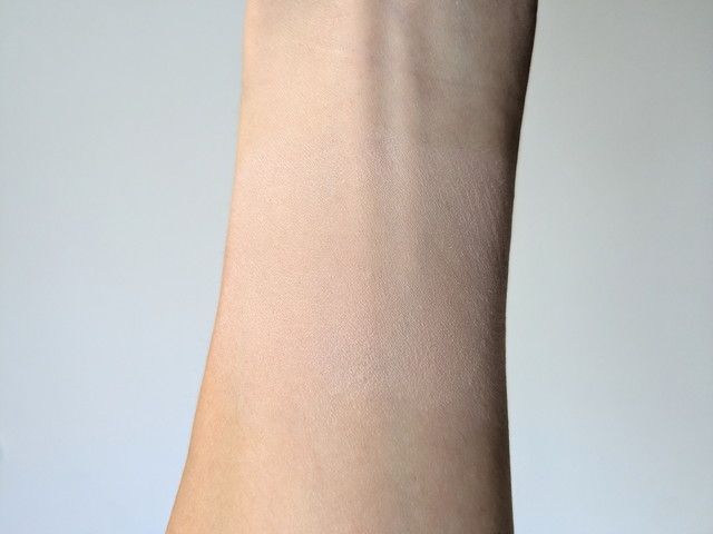 シピシピ フィットスキンクッション デコカバーを腕にスウォッチした様子