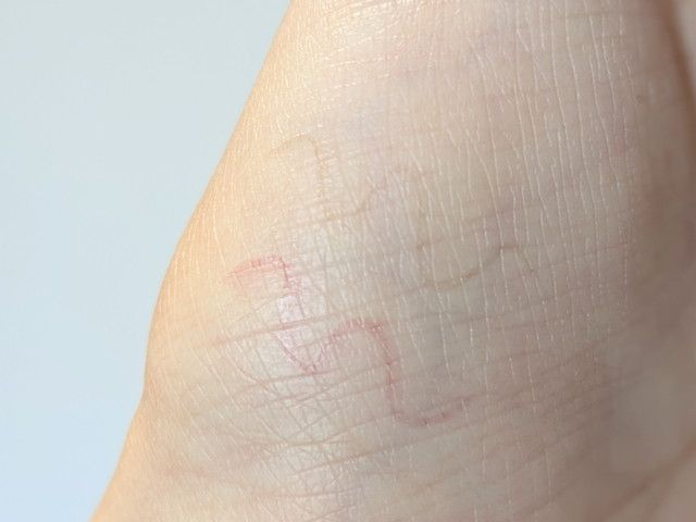 シピシピ 涙袋シェードライナーを手の甲に描いたスウォッチ