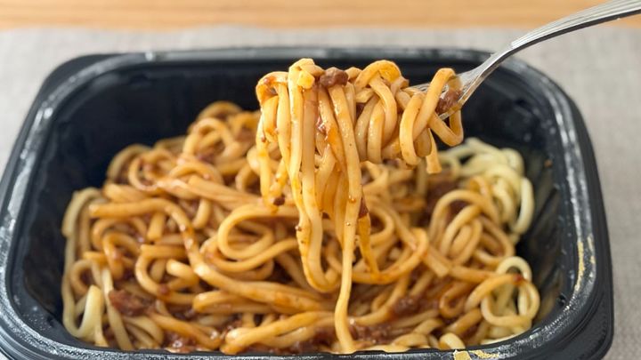 本格派ソースがたっぷり！【ファミマ】シェフ監修、贅沢パスタの味は？