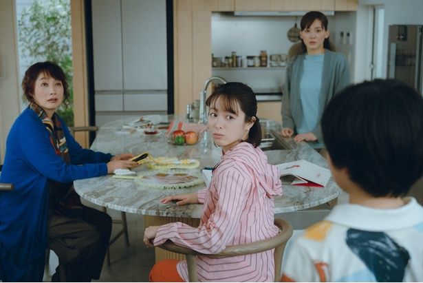 翔のヒューマノイドに驚きを隠せない母(余貴美子)と妹(清野菜名) [c]2026フジテレビジョン・ギャガ・東宝・AOI Pro.