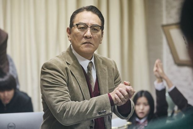 【写真を見る】ピエール瀧が、リズムに乗せて主人公たちを“集団”に勧誘？ [c]2026映画「NEW GROUP」製作委員会