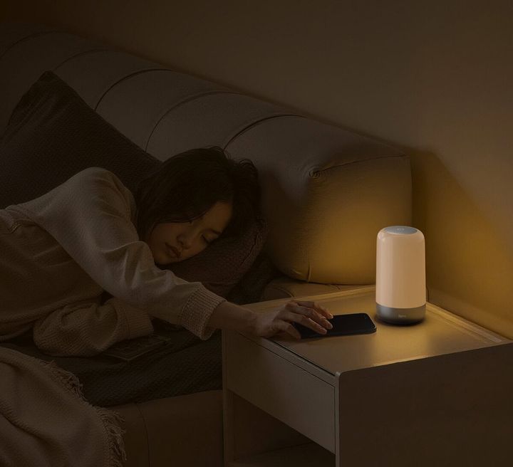 【睡眠の質を爆上げ】寝る前のスマホ時間がご褒美に変わる？スマートガジェット感覚で導入したい「lipro 太陽光スリープライト」