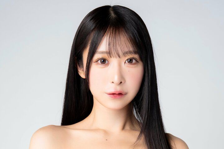 【写真・画像】博多美人と話題！26歳ラウンドガール、“ド派手”レーシングスーツ姿に反響「すごいの着てるな」「なんとカラフル」 1枚目