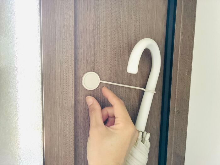 「なんで今までなかったの！？」【セリア】110円で傘のイライラ解消♡倒れない・落ちない便利グッズ