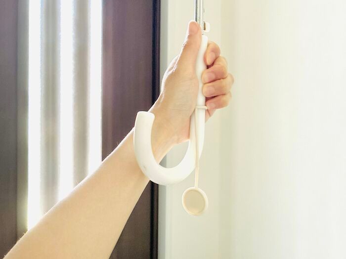 「なんで今までなかったの！？」【セリア】110円で傘のイライラ解消♡倒れない・落ちない便利グッズ