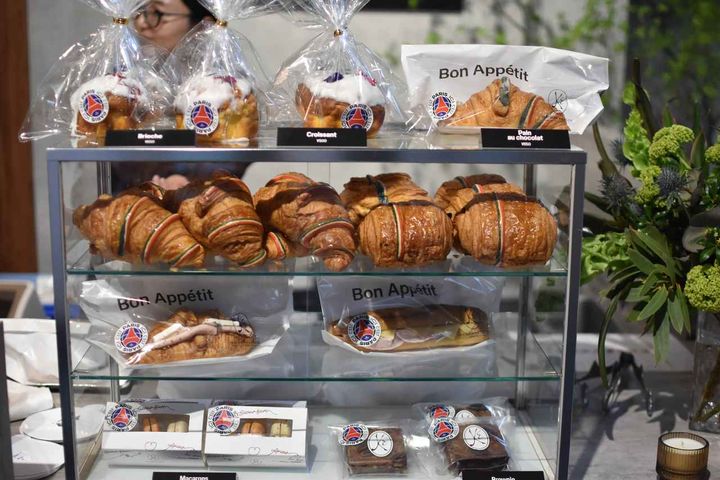 画像: 筆者撮影：パリ発のLa Brûlerie Belleville（ベルヴィル）が手がけたスペシャルティコーヒーや、Maison Kayser（メゾン・カイザー）による出来たてのパンも。鮮やかなトリコロールカラーが一際目を惹く。