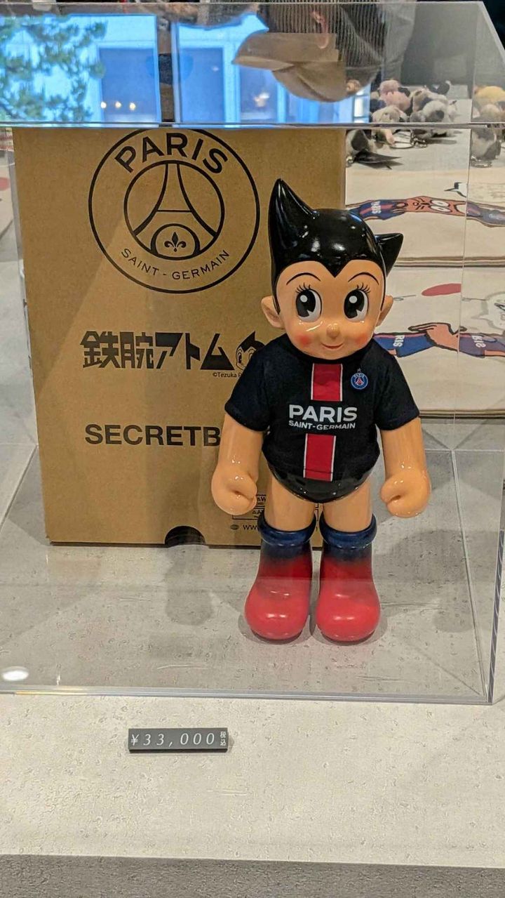 画像: 筆者撮影：限定で販売されたPSGと鉄腕アトムのコラボフィギュア