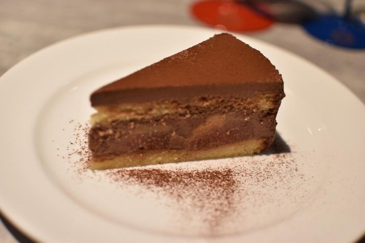 画像: 筆者撮影：「チョコレートムースと季節のフルーツ」 ブランデーを使ったスポンジと口の中でとろけるチョコレートの甘味。イチジクの歯応えが印象的なスイーツがディナーを締めくくる。