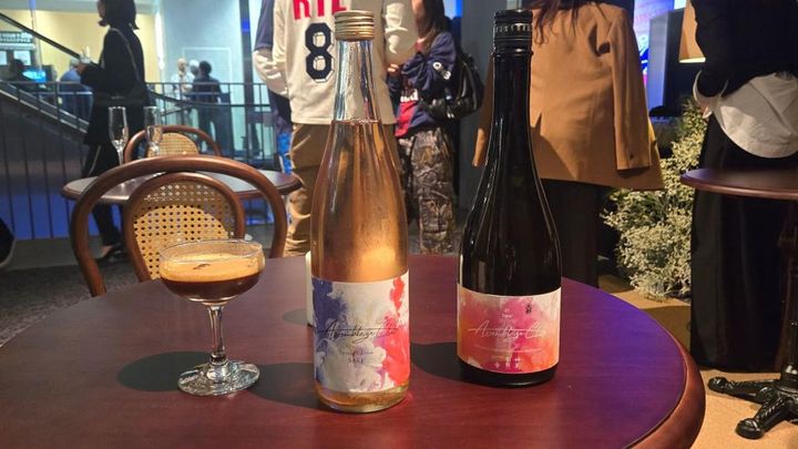 画像: 筆者撮影：Sake Worldが提供したオリジナル日本酒「Assemblage Club」の特別仕様（中）でつくられた特製カクテル（左）右はAssemblage Club「Taro´」
