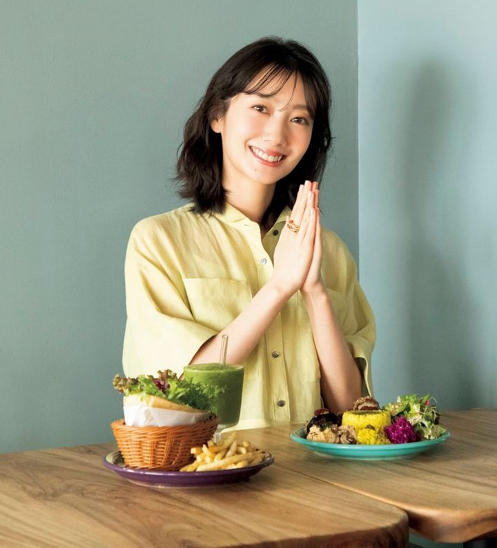 沖縄の有機野菜を使ったヴィーガンカフェ「ブルーポイント ファラフェル＆コーヒー」でオールヴィーガンメニューを前に手を合わせる波瑠さん