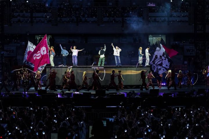 「Body to Body」ではアリランの大合唱に