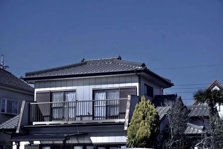 住宅街に建つ二階建ての一戸建て住宅