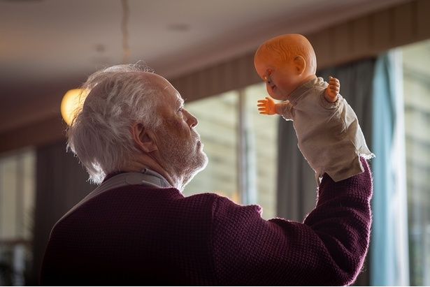 ジェニー・ペンという名のドールセラピー用の人形を肌身離さない(『ジェニー・ペンはご機嫌ななめ』) [c]2024 Hyenas Rule Ltd