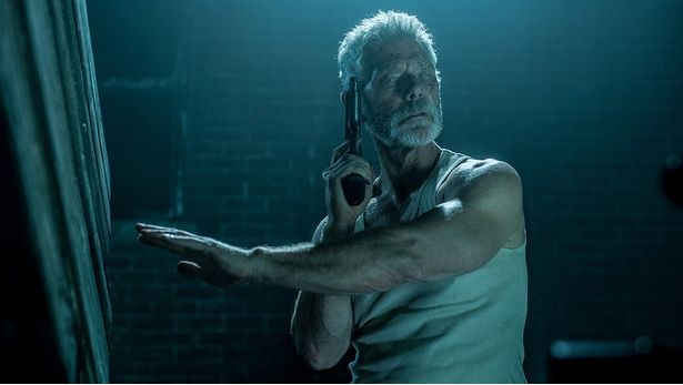 盲目ながら最強の戦闘力を持った老人による恐怖を描く『ドント・ブリーズ』 [c]Everett Collection/AFLO