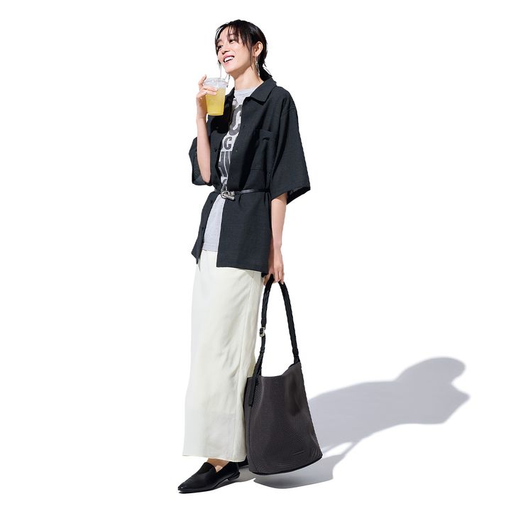 ニュートラルワークス.の吸湿性シャツを着たロングスカートコーデ
