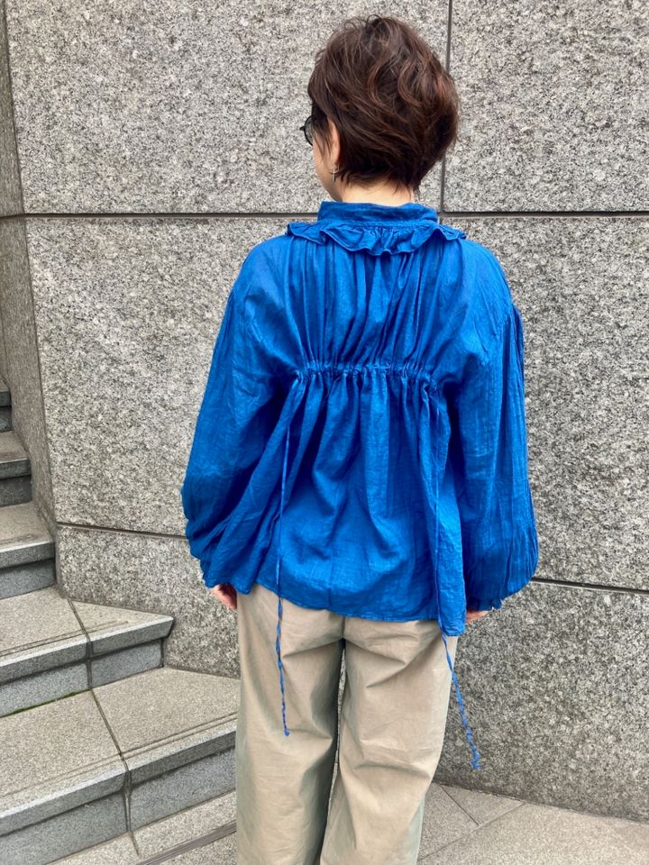 背面にある紐を絞ると、シャーリングを寄せたメリハリのあるシルエットに。好みに合わせたシルエットを楽しめます。