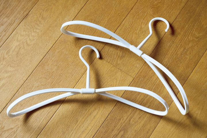 上／型崩れしにくいスライドハンガー 3本セット¥448 下／8の字ドライハンガー 2本組￥448／ともにカインズ(カインズ コンタクトセンター)