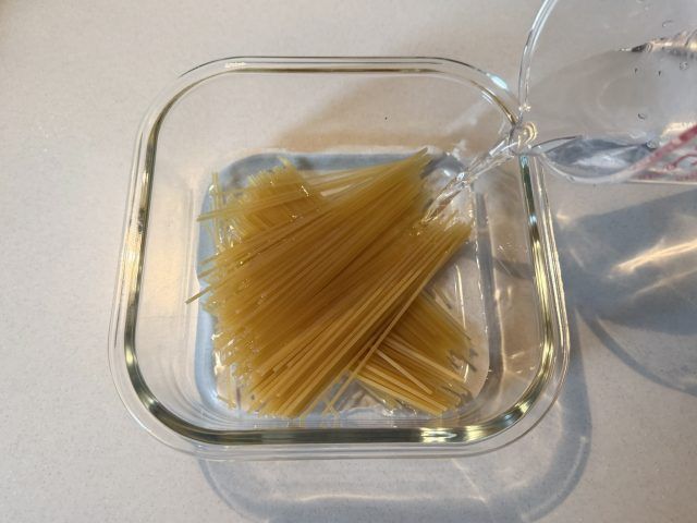 折ったパスタ