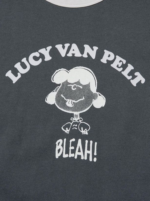 舌を出しておどけるルーシーが「LUCY VAN PELT」のネームロゴと「BLEAH!(ベー!)」のセリフとともに登場