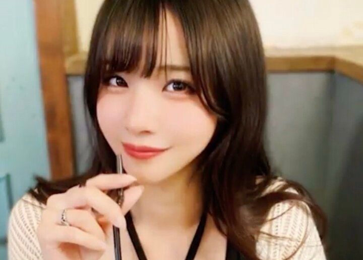 【写真・画像】「葬儀屋で働きながらグラビアやってます」30歳・1児の母の若すぎるビジュアルに衝撃「ママ！？」「お子さんおっきい！」 1枚目