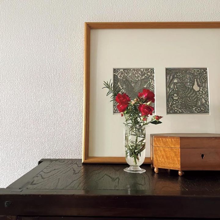 ピークを過ぎたバラは摘み取り、好きな花器に入れて部屋に飾ります。たった一輪でも、そばに行くとよい香りがして癒やされるもの。