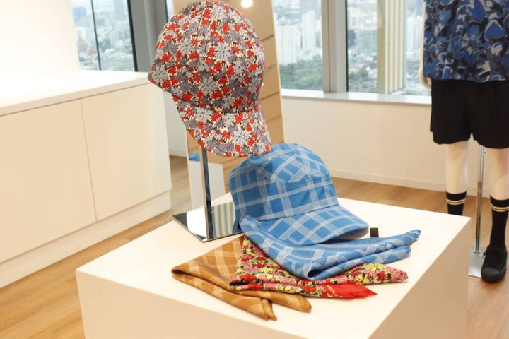 UNIQLO F.RISSOのシルクプリントスカーフ