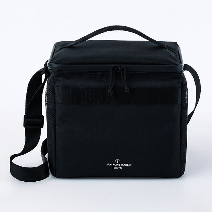 白背景に置かれた、JAM HOME MADEの黒い自立するボックス型の保冷バッグ。手提げハンドルと肩掛けストラップ、サイドのメッシュポケット付き