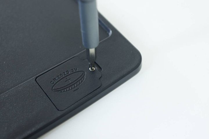 ダイソーの電子メモパット（10.5インチ）の電池カバー