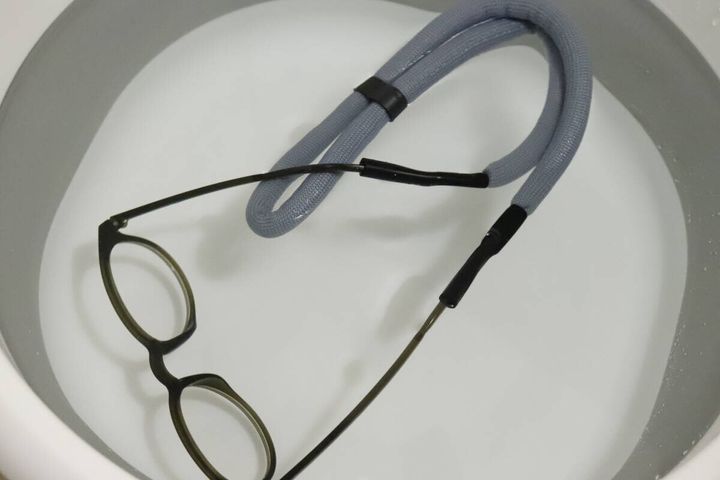 ダイソーの水に浮くメガネストラップを水の中に入れる
