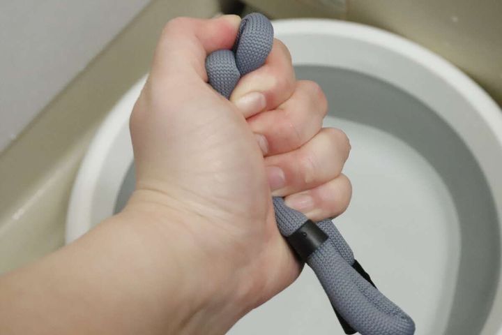 ダイソーの水に浮くメガネストラップを絞る