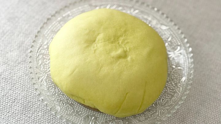 メロンの香りがふわっと広がる！【ファミマ】もちっと食感のパンの味は？