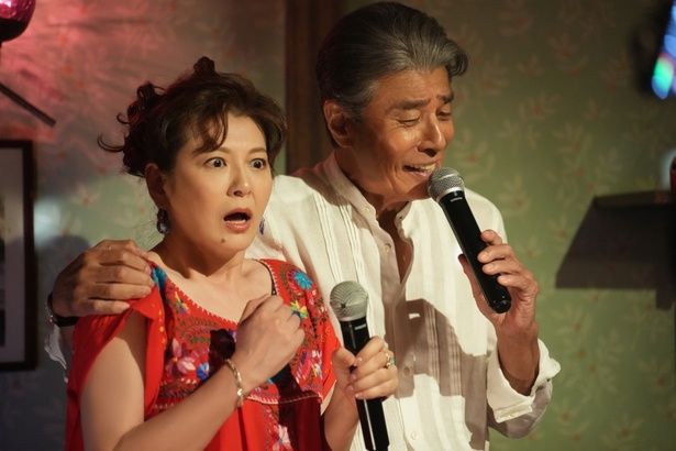 名曲「泣かないで」を披露するサービスシーンも [c]2026「免許返納!?」製作委員会