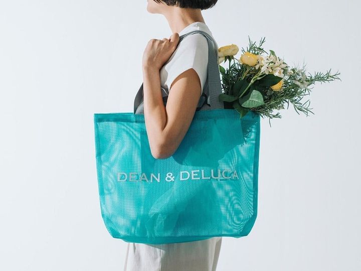 DEAN & DELUCAの夏の定番アイテム「メッシュトートバッグ」に、2026年限定色ターコイズが登場。透け感のあるメッシュ素材と爽やかな配色で、夏のコーデに涼やかなアクセントをプラスしてくれます。