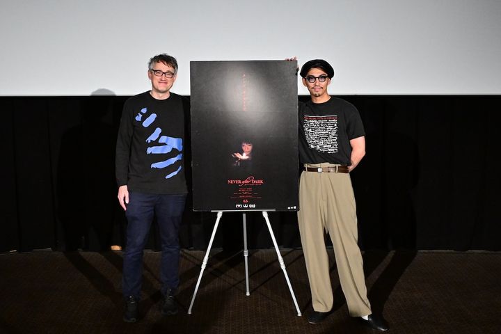映画『Never After Dark／ネバーアフターダーク』Q&A付舞台挨拶 左からデイヴ・ボイル監督、賀来賢人 （C）2025 Signal181, Inc. All rights reserved. width=