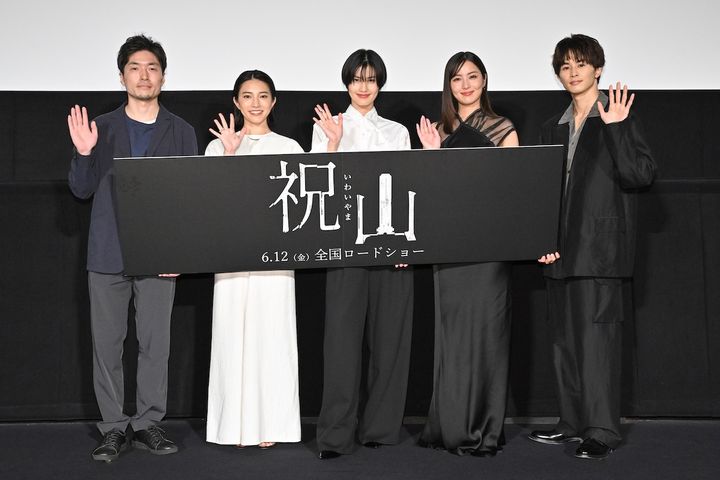 映画『祝山』公開記念舞台挨拶 左から武田真悟監督、久保田紗友、橋本愛、石川恋、草川拓弥 （C）2026映画「祝山」製作委員会 width=