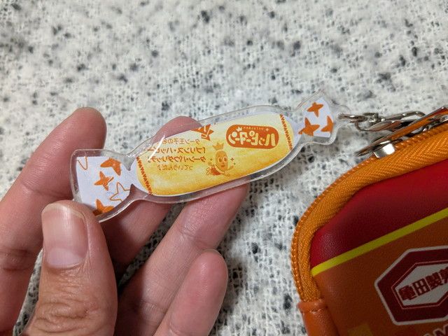 ポーチに付属するキャンディ型包装のアクリルチャームアップ