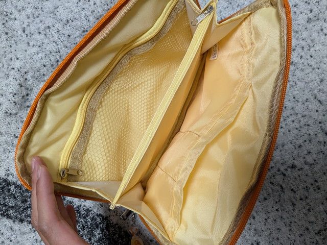 ハッピーターンポーチを開いた内側の収納スペース全体