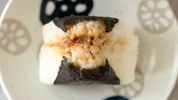 甘辛い唐揚げに大満足！【ファミマ】人気店監修の大きなおむすびって？