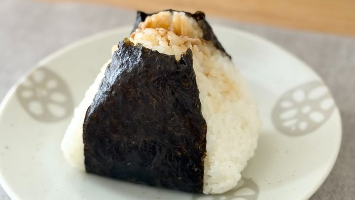 甘辛い唐揚げに大満足！【ファミマ】人気店監修の大きなおむすびって？