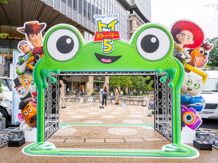 リリーパッドのゲートがお出迎え