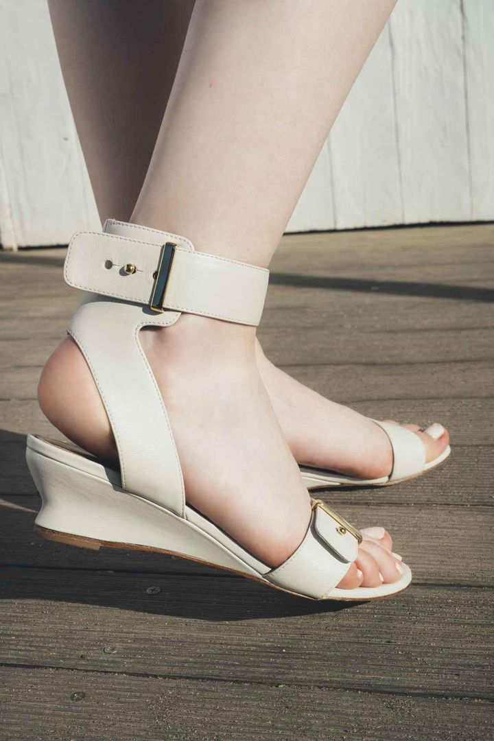 画像: DARI ウェッジソール サンダル（ヒール 4cm）￥89,100 store.aman.ne.jp