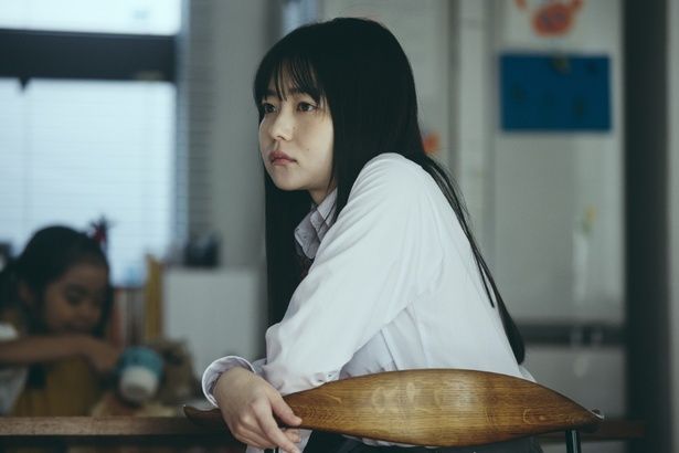 主人公の愛は家族にとある問題を抱えている [c]2026映画「NEW GROUP」製作委員会